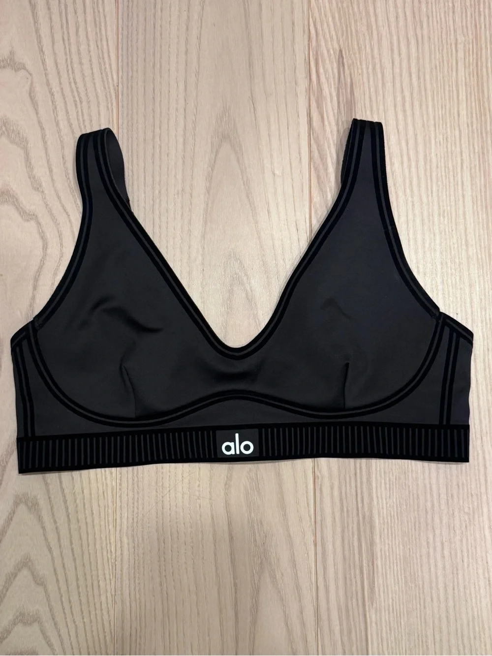 ALO Yoga Black Airlift Line Up Bra and Airlift Line Up Leggings